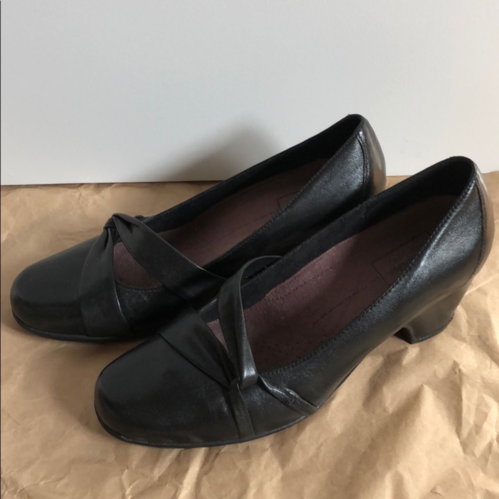 CLARKS WOMEN’S BLACK LEATHER CLOSE SHOES|SIZE 7.5M